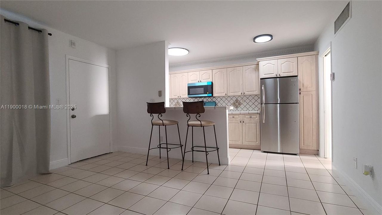 For Rent: $1,800 (1 beds, 1 baths, 560 Square Feet)