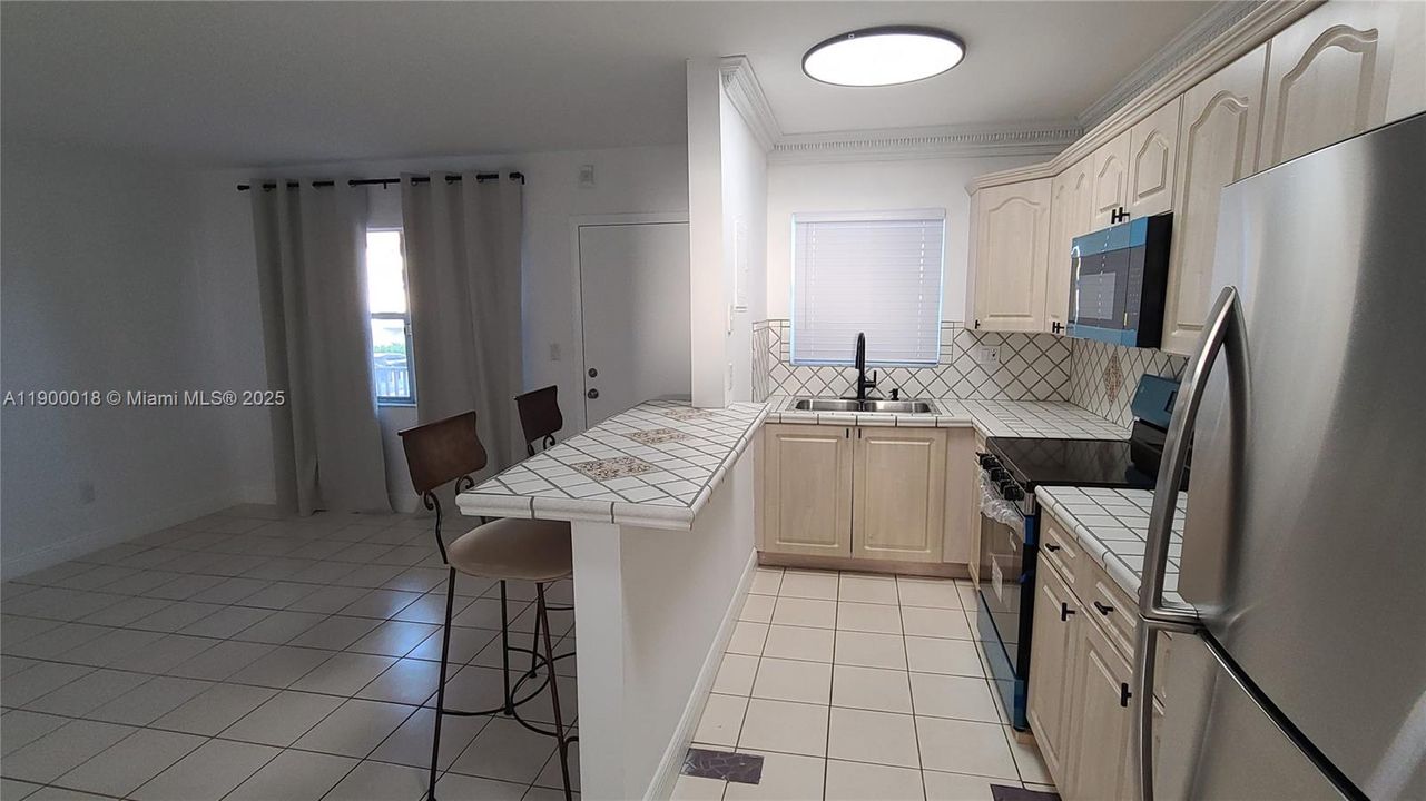 For Rent: $1,800 (1 beds, 1 baths, 560 Square Feet)