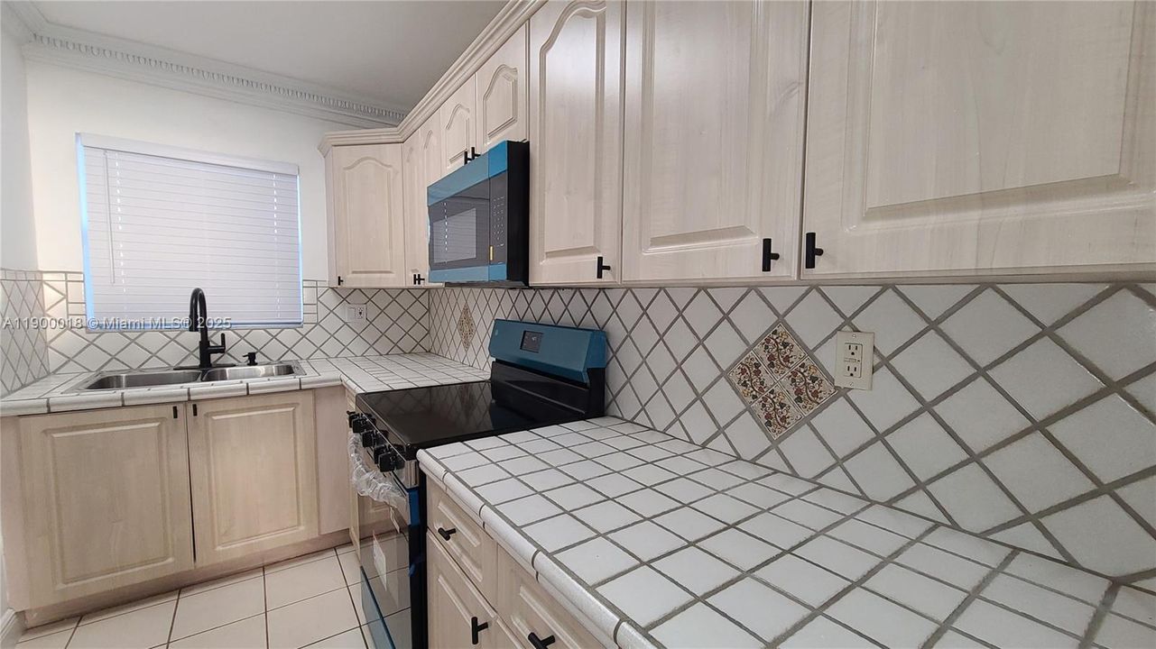 For Rent: $1,800 (1 beds, 1 baths, 560 Square Feet)