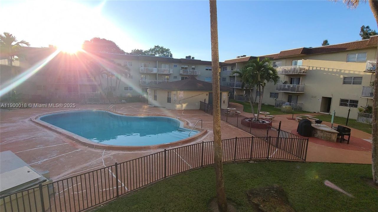 For Rent: $1,800 (1 beds, 1 baths, 560 Square Feet)