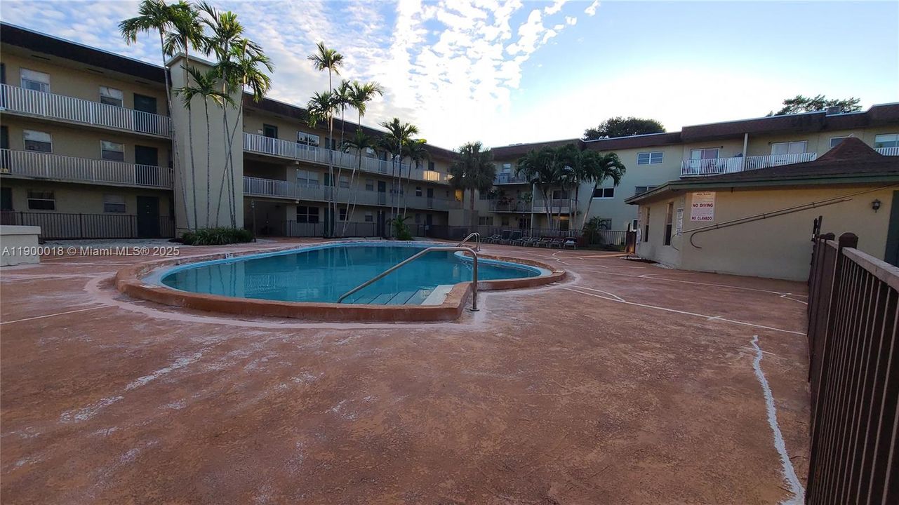 For Rent: $1,800 (1 beds, 1 baths, 560 Square Feet)