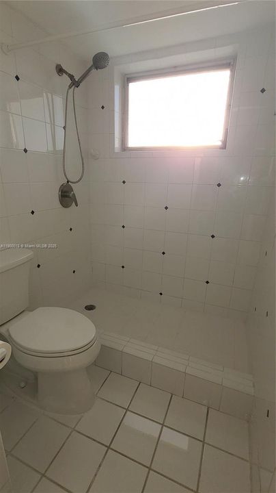 For Rent: $1,800 (1 beds, 1 baths, 560 Square Feet)