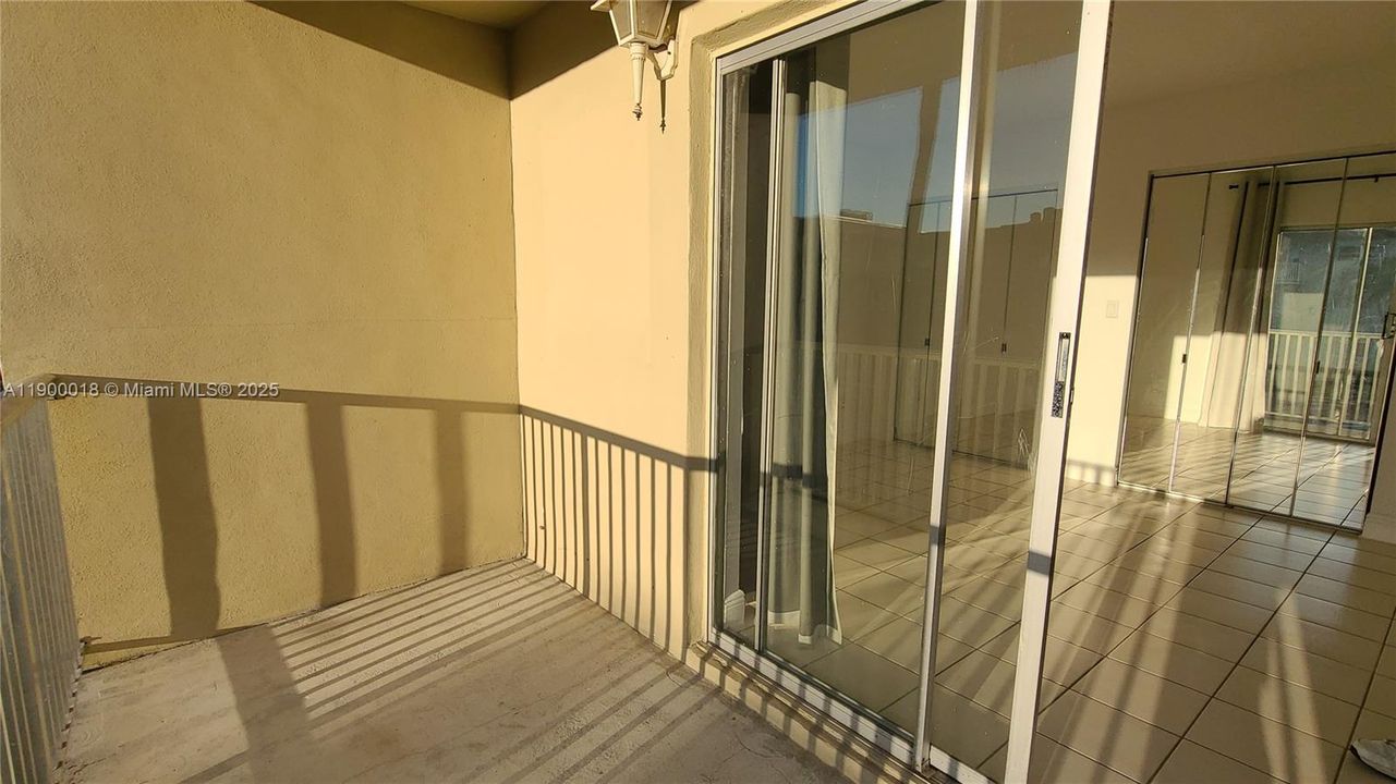 For Rent: $1,800 (1 beds, 1 baths, 560 Square Feet)