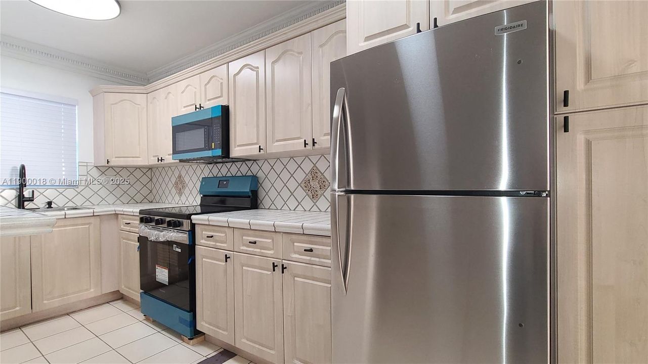 For Rent: $1,800 (1 beds, 1 baths, 560 Square Feet)