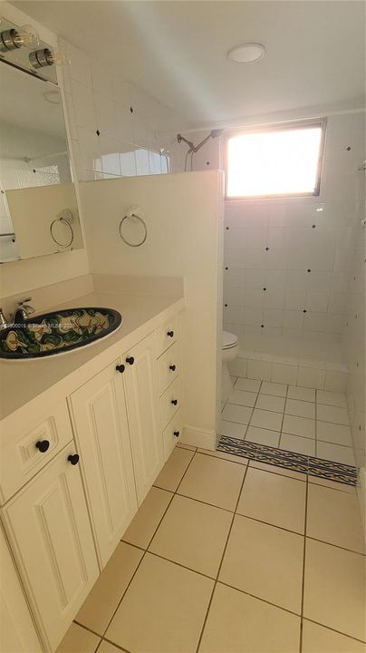 For Rent: $1,800 (1 beds, 1 baths, 560 Square Feet)