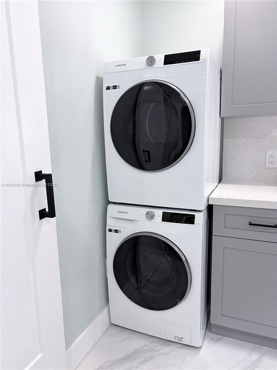 合同活跃: $1,650 (1 贝兹, 1 浴室, 1602 平方英尺)