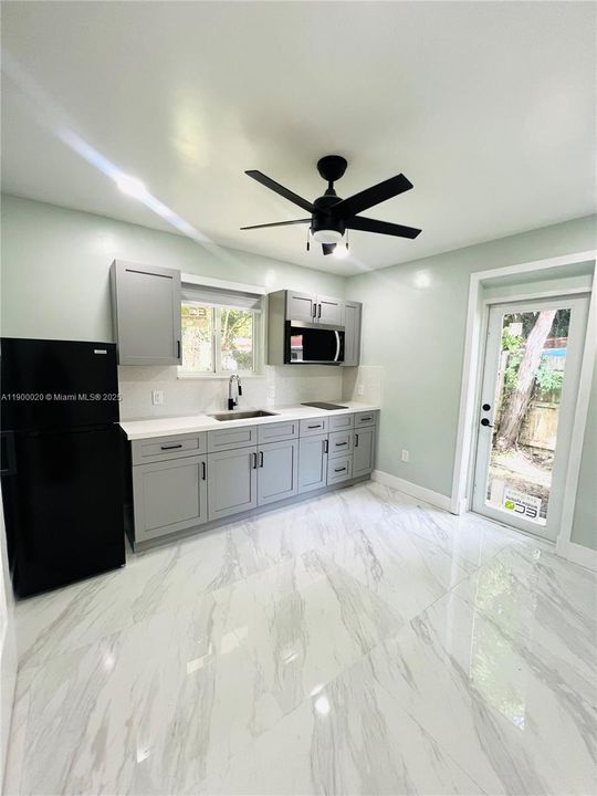 合同活跃: $1,650 (1 贝兹, 1 浴室, 1602 平方英尺)