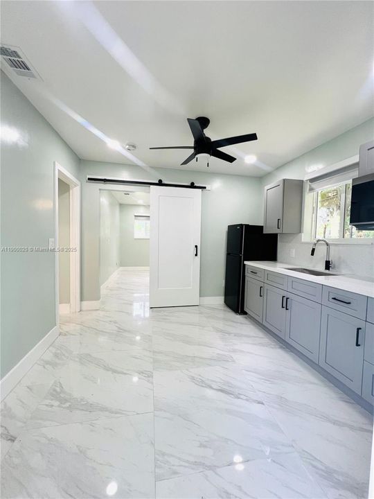 合同活跃: $1,650 (1 贝兹, 1 浴室, 1602 平方英尺)