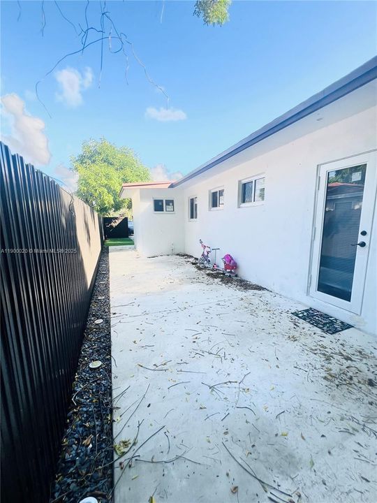 合同活跃: $1,650 (1 贝兹, 1 浴室, 1602 平方英尺)