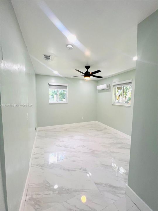 合同活跃: $1,650 (1 贝兹, 1 浴室, 1602 平方英尺)