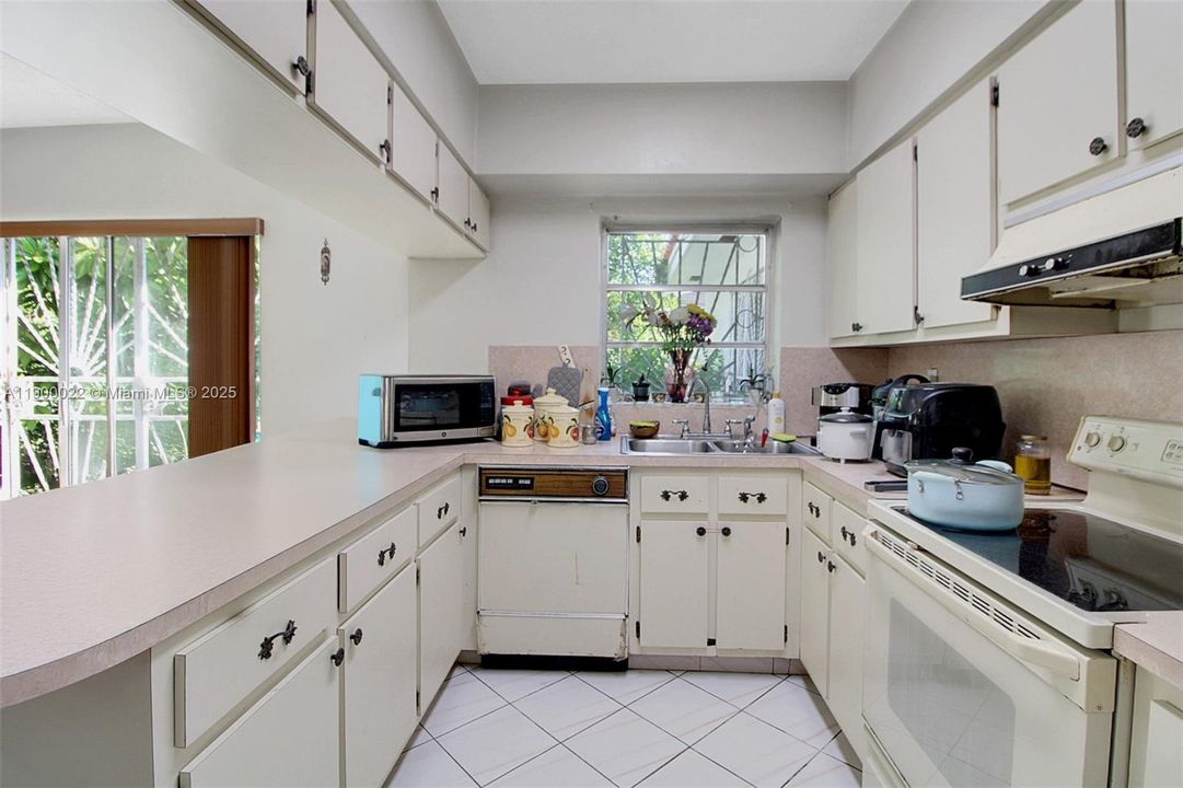 For Sale: $1,160,000 (3 beds, 2 baths, 1614 Square Feet)