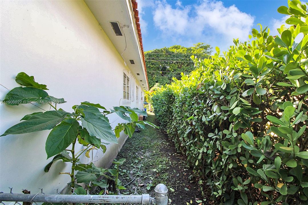 For Sale: $1,160,000 (3 beds, 2 baths, 1614 Square Feet)