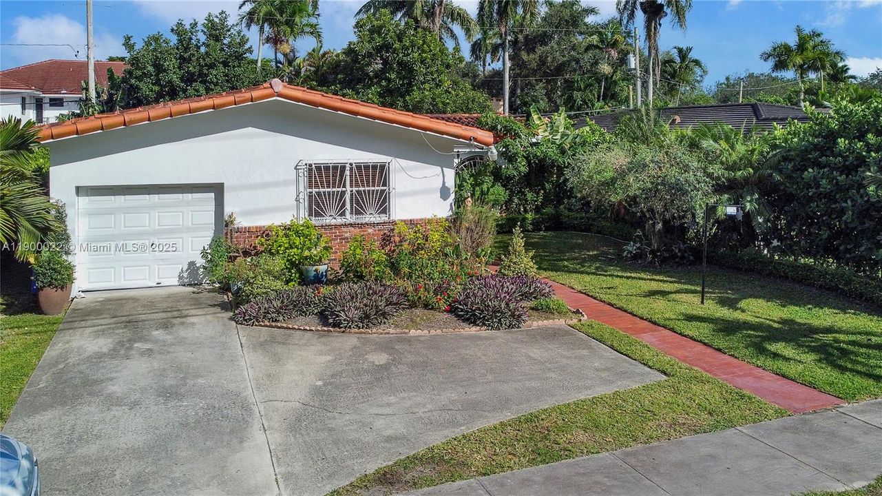 For Sale: $1,160,000 (3 beds, 2 baths, 1614 Square Feet)