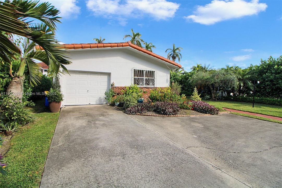 For Sale: $1,160,000 (3 beds, 2 baths, 1614 Square Feet)