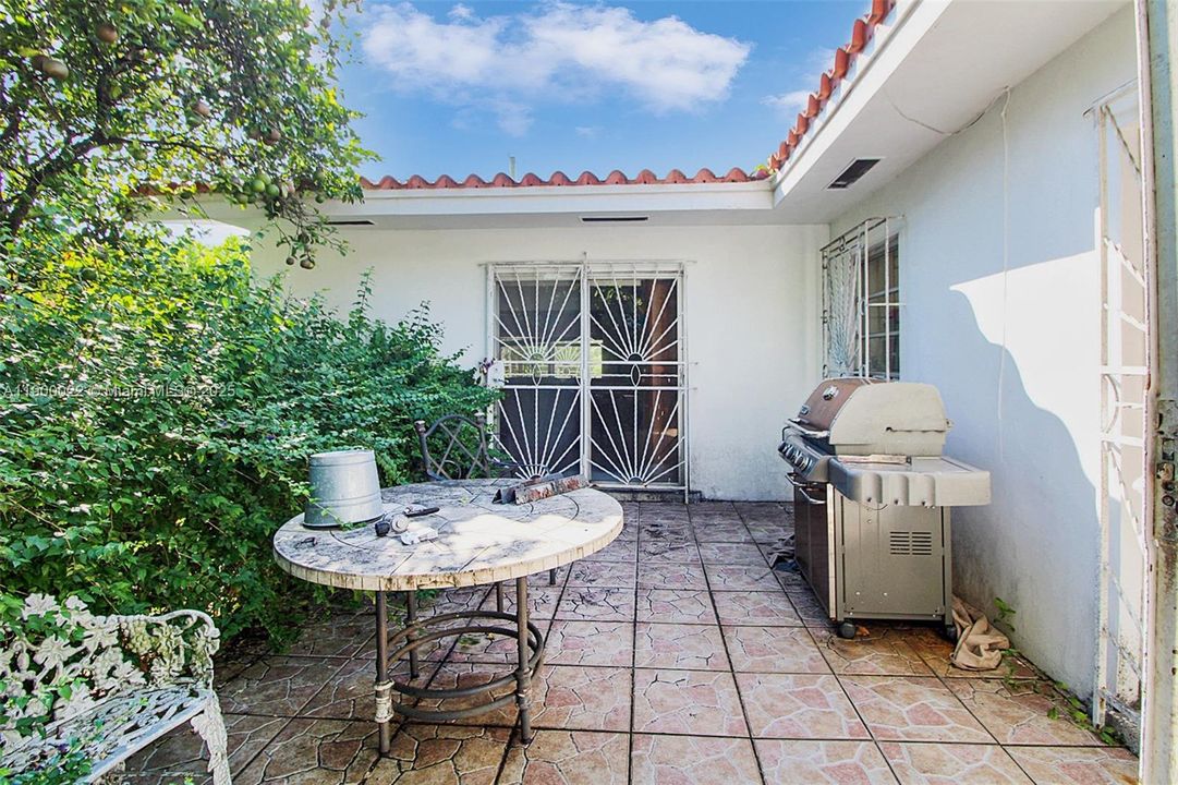 For Sale: $1,160,000 (3 beds, 2 baths, 1614 Square Feet)