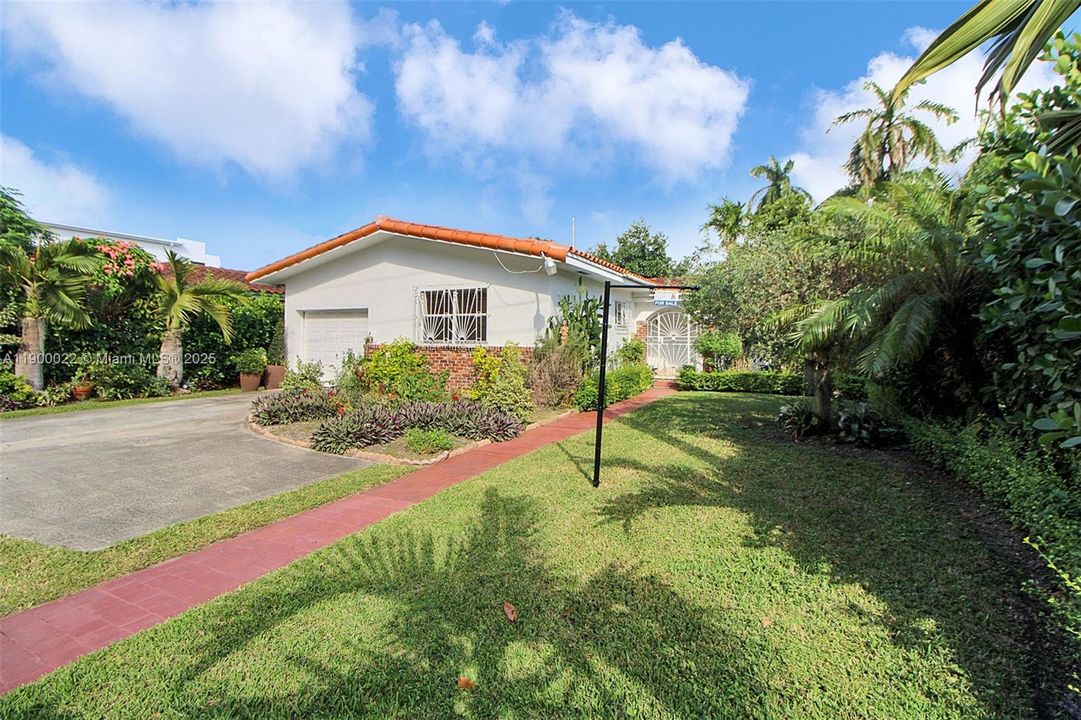 For Sale: $1,160,000 (3 beds, 2 baths, 1614 Square Feet)