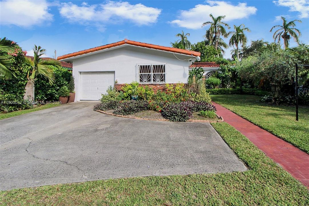 For Sale: $1,160,000 (3 beds, 2 baths, 1614 Square Feet)