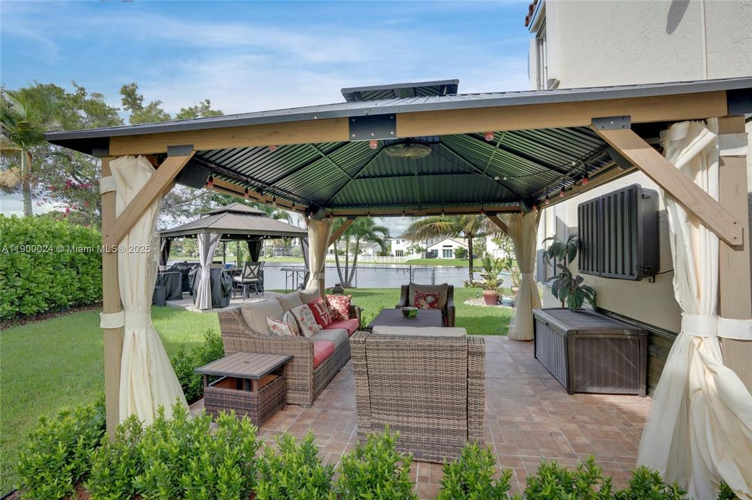 For Sale: $735,000 (3 beds, 2 baths, 2113 Square Feet)