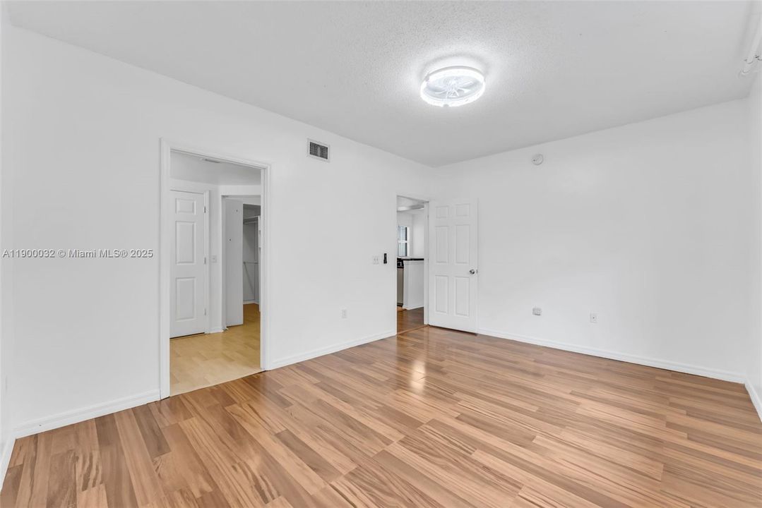 合同活跃: $2,995 (3 贝兹, 2 浴室, 1450 平方英尺)