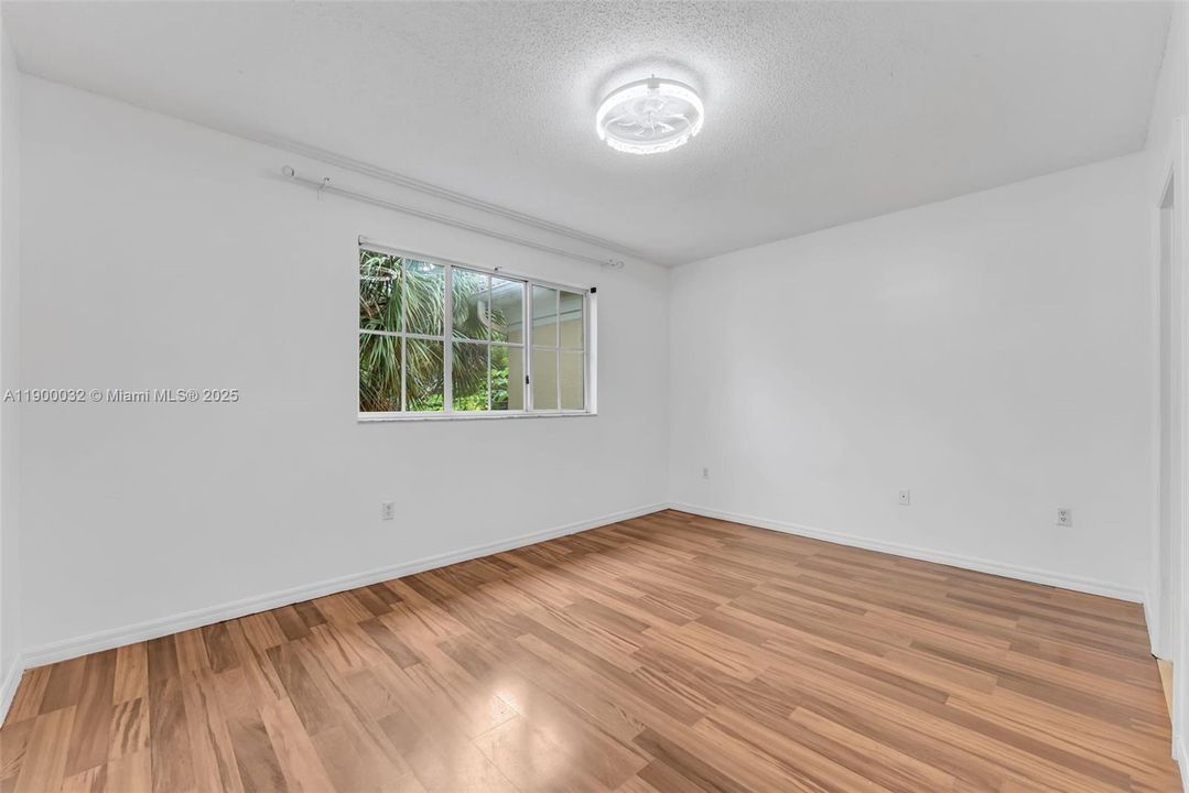 合同活跃: $2,995 (3 贝兹, 2 浴室, 1450 平方英尺)