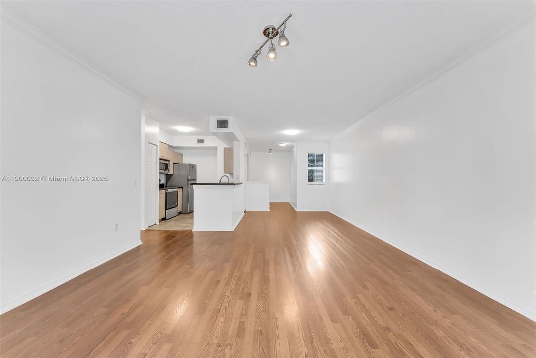 合同活跃: $2,995 (3 贝兹, 2 浴室, 1450 平方英尺)