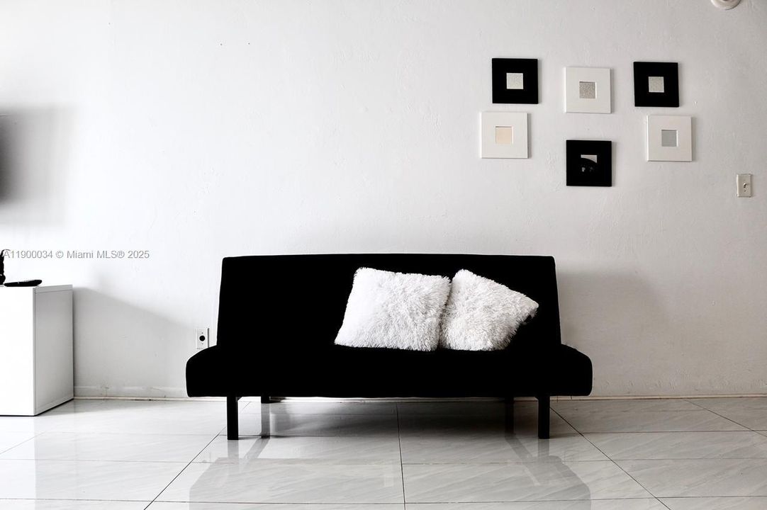 For Sale: $429,000 (1 beds, 1 baths, 1005 Square Feet)