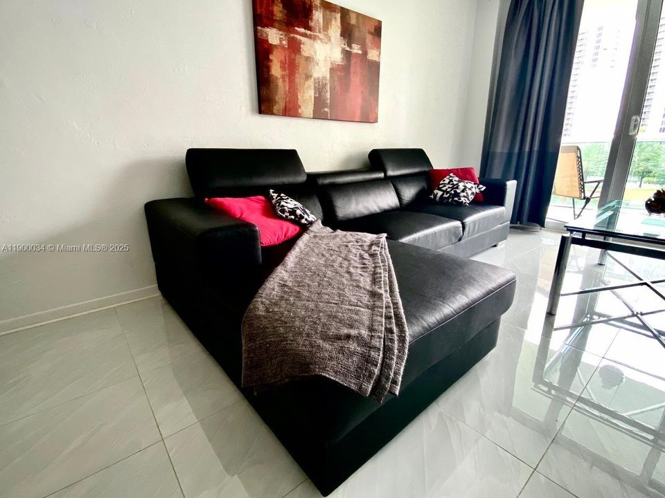 For Sale: $429,000 (1 beds, 1 baths, 1005 Square Feet)