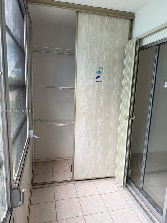 For Rent: $1,825 (2 beds, 1 baths, 954 Square Feet)