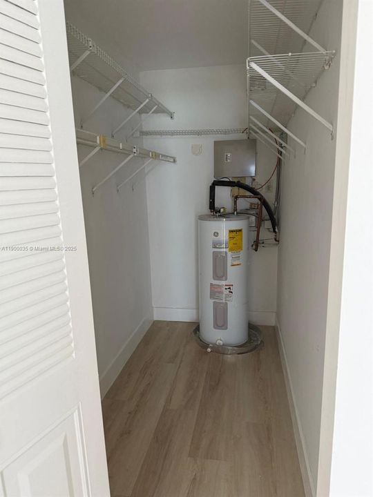 For Rent: $1,825 (2 beds, 1 baths, 954 Square Feet)