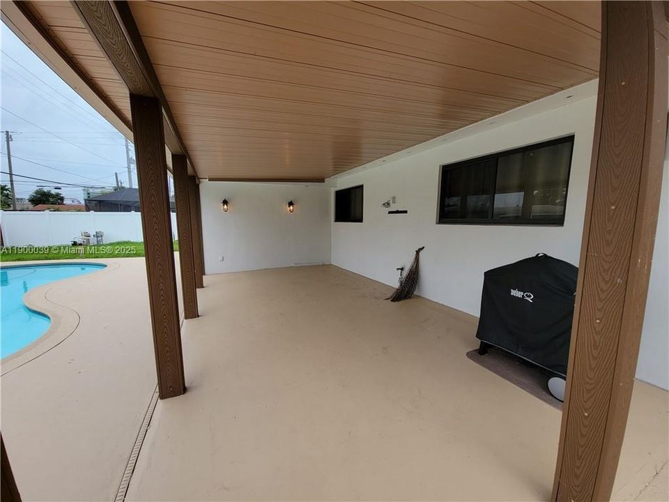 Recently Rented: $4,300 (3 beds, 2 baths, 1512 Square Feet)