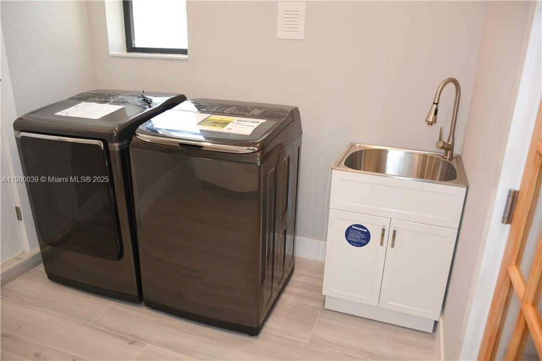 Recently Rented: $4,300 (3 beds, 2 baths, 1512 Square Feet)