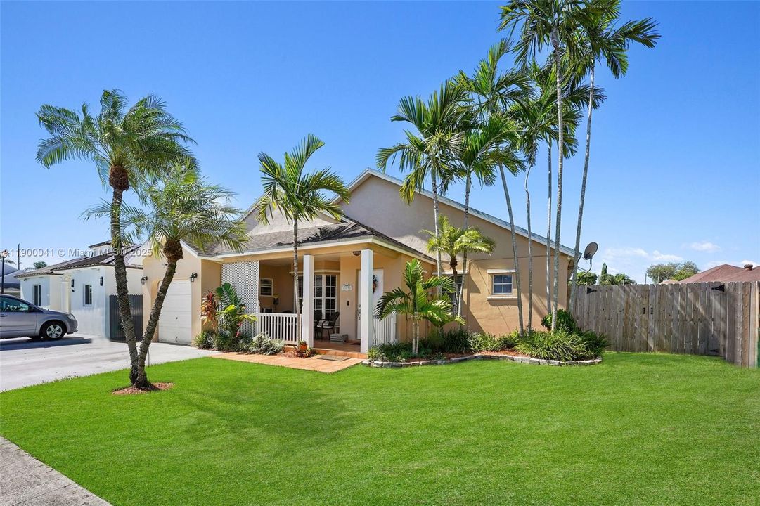 Под контрактом: $599,000 (3 спален, 2 ванн, 1574 Квадратных фут)