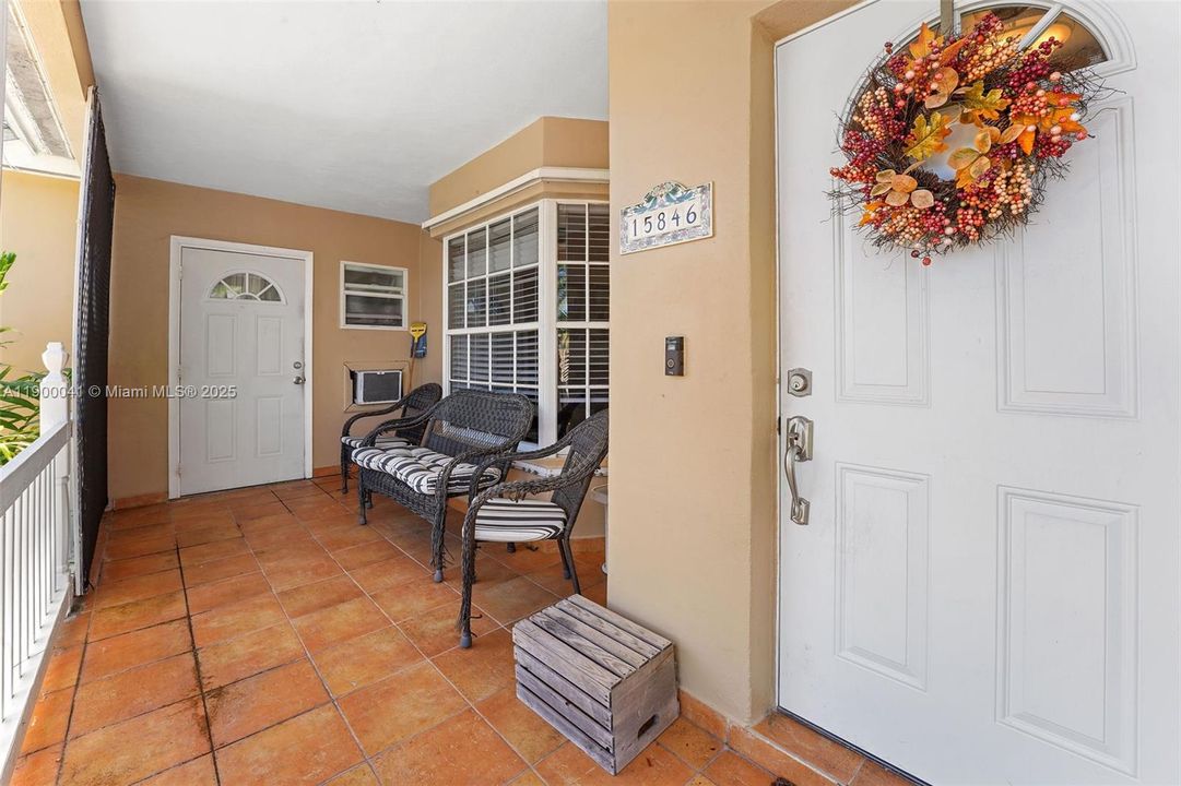 Под контрактом: $599,000 (3 спален, 2 ванн, 1574 Квадратных фут)