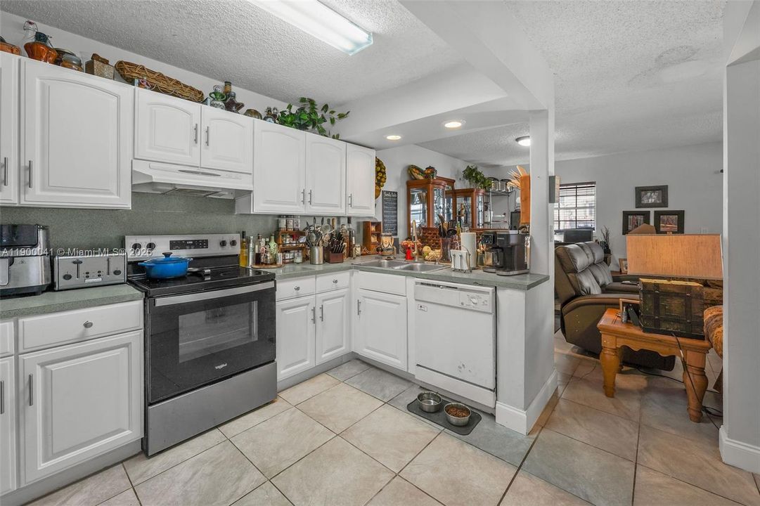 Под контрактом: $599,000 (3 спален, 2 ванн, 1574 Квадратных фут)