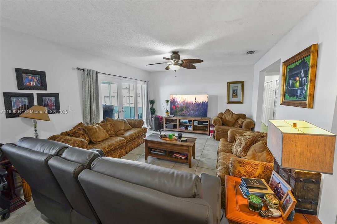 Под контрактом: $599,000 (3 спален, 2 ванн, 1574 Квадратных фут)