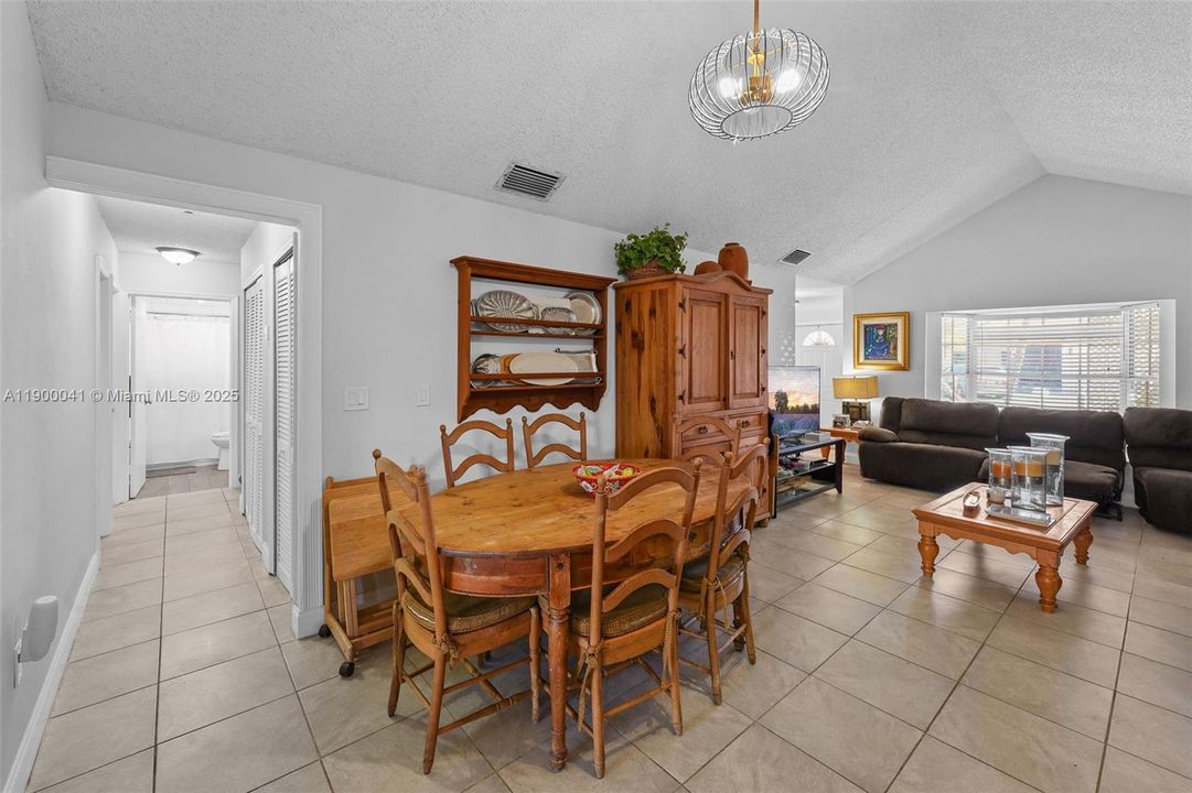 Под контрактом: $599,000 (3 спален, 2 ванн, 1574 Квадратных фут)