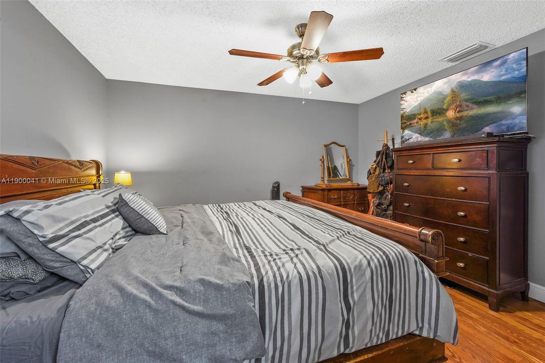 Под контрактом: $599,000 (3 спален, 2 ванн, 1574 Квадратных фут)