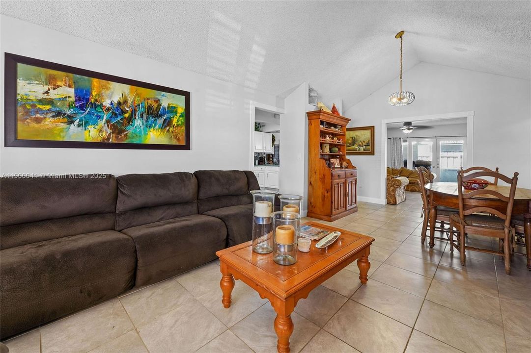 Под контрактом: $599,000 (3 спален, 2 ванн, 1574 Квадратных фут)