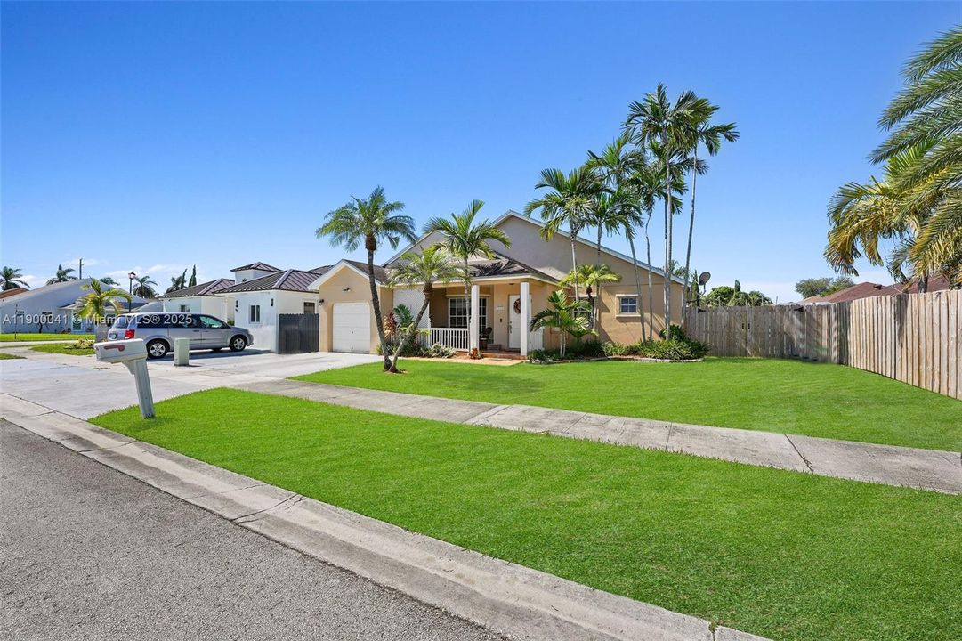 Под контрактом: $599,000 (3 спален, 2 ванн, 1574 Квадратных фут)