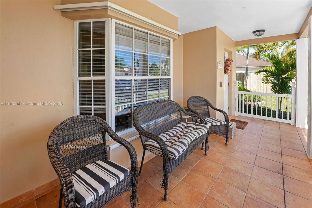 Под контрактом: $599,000 (3 спален, 2 ванн, 1574 Квадратных фут)