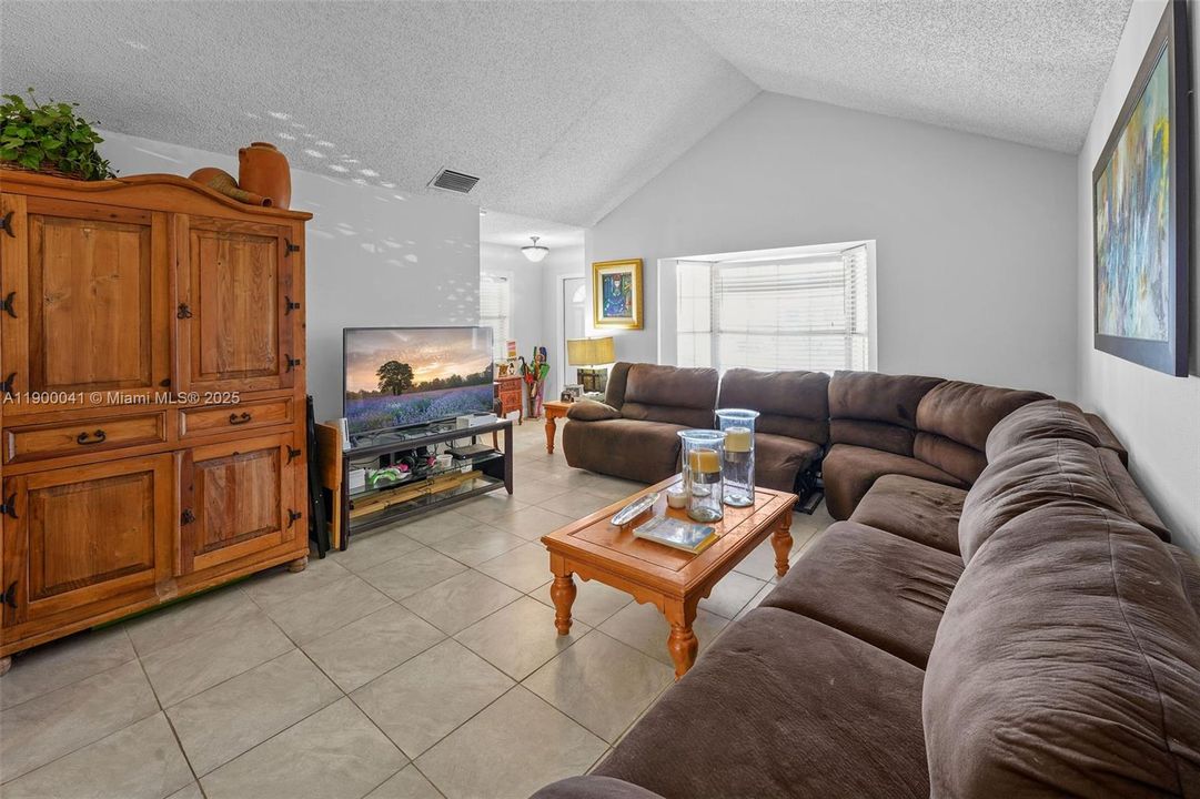 Под контрактом: $599,000 (3 спален, 2 ванн, 1574 Квадратных фут)