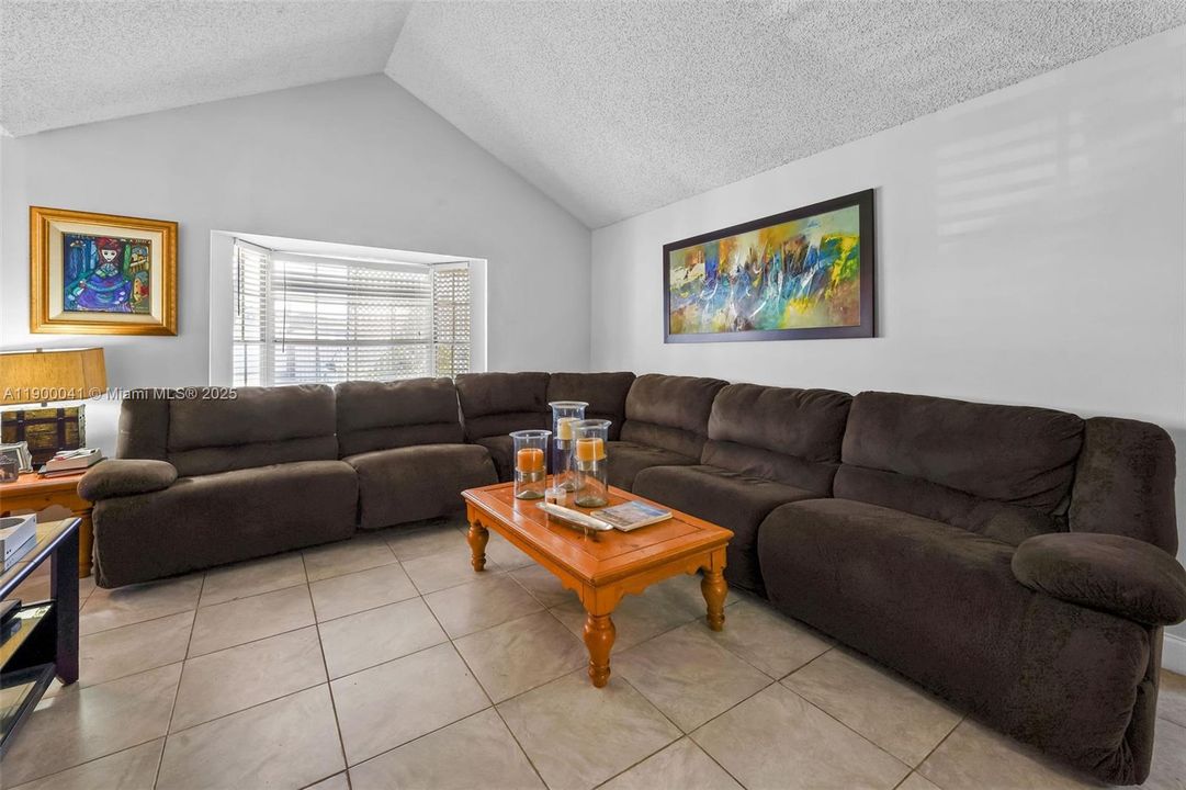 Под контрактом: $599,000 (3 спален, 2 ванн, 1574 Квадратных фут)