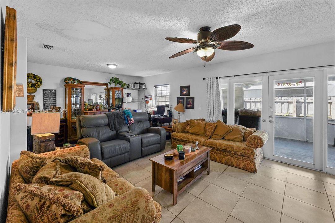 Под контрактом: $599,000 (3 спален, 2 ванн, 1574 Квадратных фут)