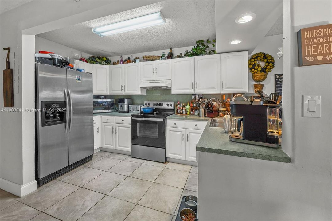 Под контрактом: $599,000 (3 спален, 2 ванн, 1574 Квадратных фут)