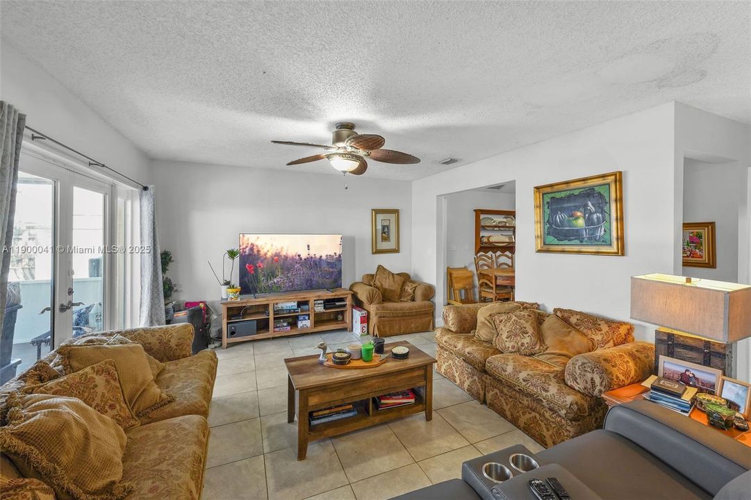 Под контрактом: $599,000 (3 спален, 2 ванн, 1574 Квадратных фут)