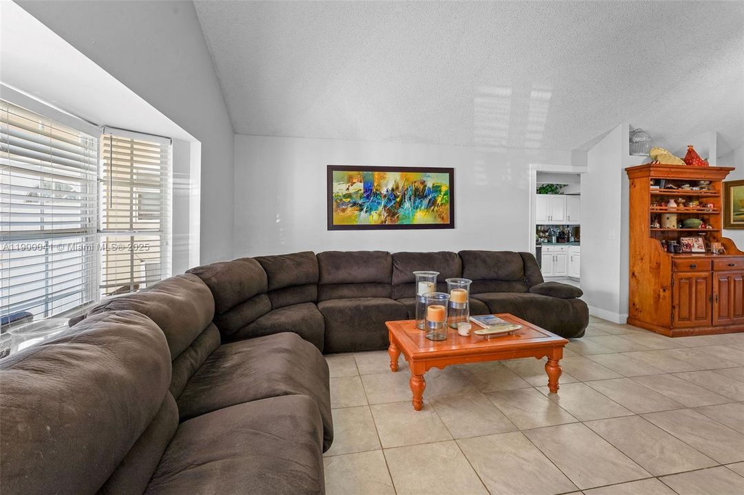 Под контрактом: $599,000 (3 спален, 2 ванн, 1574 Квадратных фут)