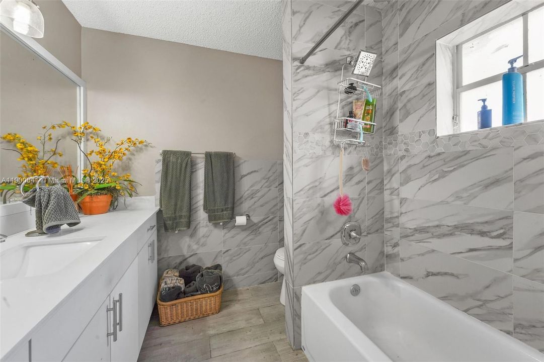 Под контрактом: $599,000 (3 спален, 2 ванн, 1574 Квадратных фут)