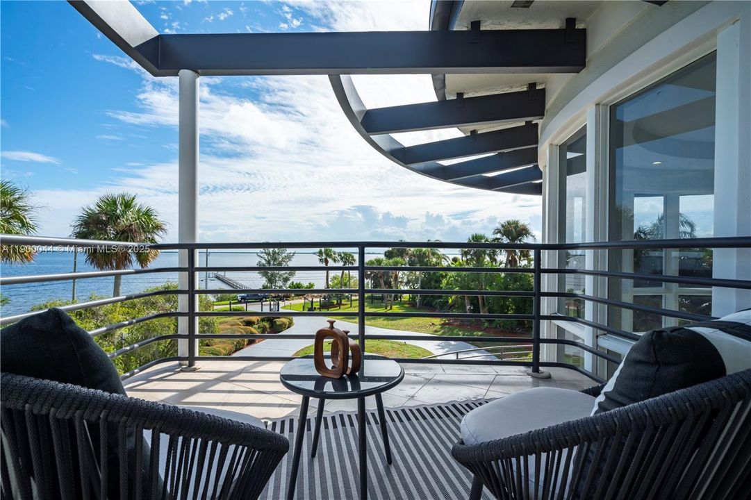 For Sale: $4,600,000 (10 beds, 9 baths, 7219 Square Feet)