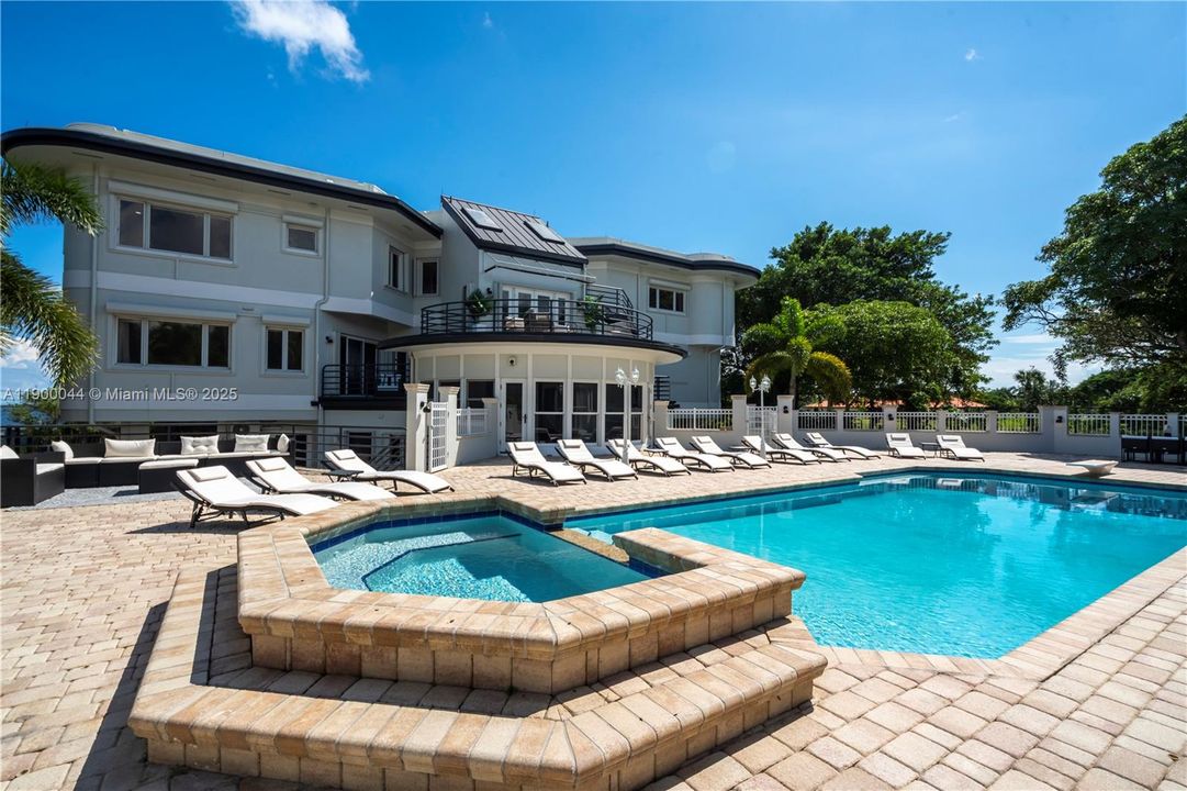 For Sale: $4,600,000 (10 beds, 9 baths, 7219 Square Feet)