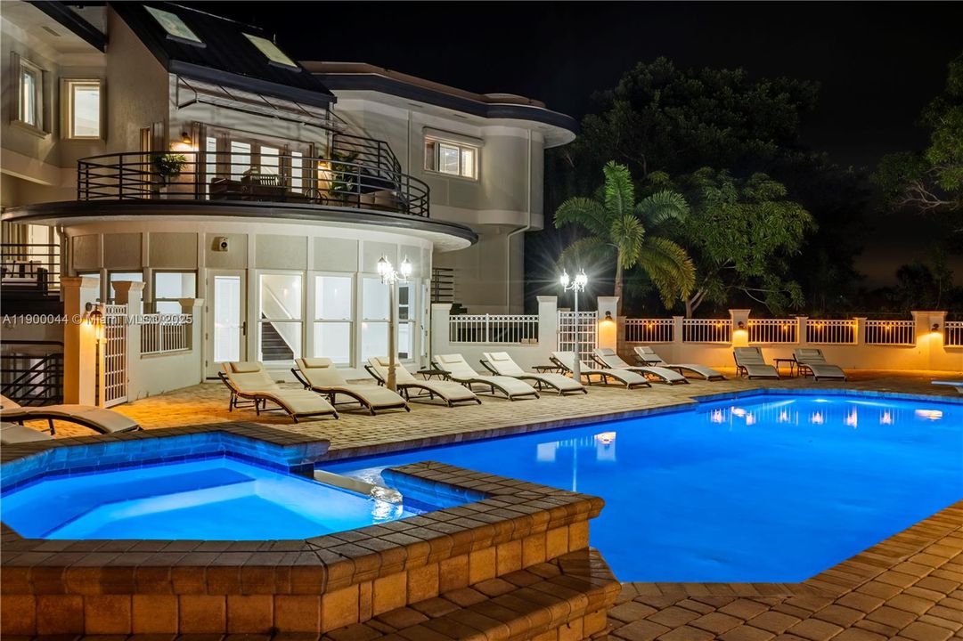 For Sale: $4,600,000 (10 beds, 9 baths, 7219 Square Feet)